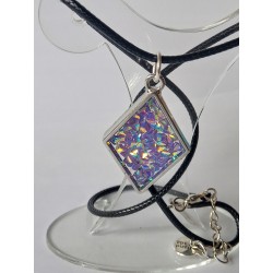 Naszyjnik z żywicy epoksydowej tęczowy romb